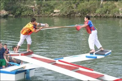 Pourquoi le jouteur du bateau rouge est-il qualifi ?