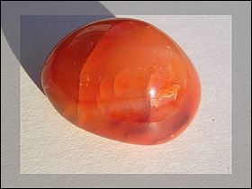 Variété de calcédoine rouge, quelle est cette pierre fine ?