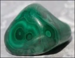 Carbonate naturel de cuivre d'un beau vert fonc, quel est le nom de cette pierre ?