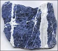 Pierre dont les couleurs vont du bleu gris, au bleu fonc ou bleu violac, quel est son nom ?