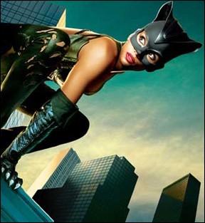 Ce personnage issu de l'univers de  Batman  a eu droit  sa propre adaptation en 2004 avec Halle Berry dans le rle-titre. ll s'agit :
