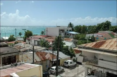Je suis la ville la plus grande de Guadeloupe, je suis ... ... . .