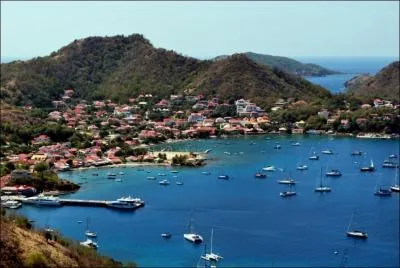 Pour aller vers les Saintes, de quelle ville dois-je prendre le bateau ?