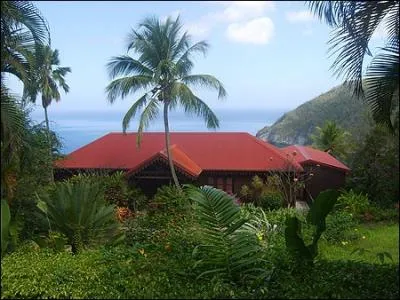 O se trouve l'ancienne maison de Coluche ?
