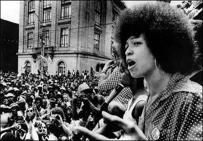 Angela Yvonne Davis est la troisime femme de l'histoire  avoir t inscrite sur la liste des personnes les plus recherches du FBI. Sur de nombreux murs et portes des maisons il tait inscrit :
