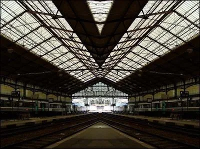 Construction avec arcades et hall, inspire de celle de la gare de Lyon  Paris. Rendez-vous sur les quais de cette ville o vous attend votre guide ; il vous indiquera la voie du Batzan.