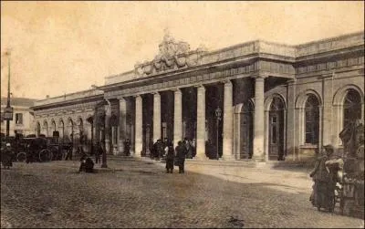 On y voyait des fiacres en 1900. Aujourd'hui, elle est lie aux rseaux de bus et de tramways et constitue une vritable plate-forme de correspondance. Elle est baptise gare Saint-Roch.