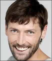 O Thomas travaille-t-il ?