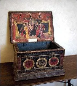 Quel est le nom de ce meuble italien, coffre de mariage d'apparat que le mari commandait afin que la marie y range une partie de sa dot ?