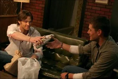 Qu'est ce que Sam donne t-il  Dean ?