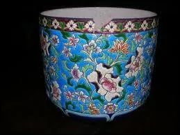 Quelle est cette fa�ence dont la premi�re manufcture fut install�e dans un ancien couvent ?