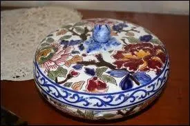 De quelle ville vient cette fa�ence dont un mus�e est install� dans la manufacture et o� l'ont peut admirer des pi�ces r�alis�es entre 1820 et 1920 ?