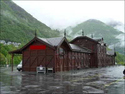 La gare de Cauterets a perdu son usage ferroviaire. Qu' cela ne tienne, elle est reconvertie en salle de spectacles et fait partie de la liste des gares classes aux monuments historiques.