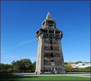La Tour Florentine situe sur la commune de Buire, dans le dpartement de l'Aisne, est un ancien poste d'aiguillage.