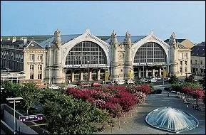 Gare de Tours. Construction inspire de l'architecture grco-romaine. Le fronton est semblable  celui d'un temple. Quels sont les autres lments qui en font sa particularit ?