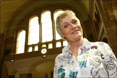  Vous tes arrivs  X .  Nous vous souhaitons la bienvenue dans notre rgion .  Pour la sortie, les correspondances, veuillez emprunter les passages sous-terrains . Qui est la voix off ?