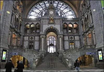 On dcide d'une destination, on choisit un train, et puis on s'arrte dans une gare car elle est magnifique. L'escalier en pierre se spare en trois voles desservant les diffrents quais.