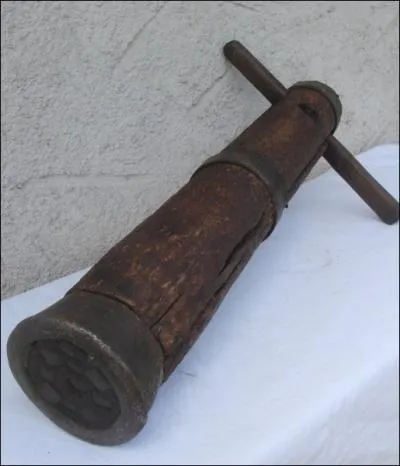 Le nom de cet instrument, appel aussi  demoiselle  et qui sert aux paveurs, constituera un nouveau palier. C'est une :