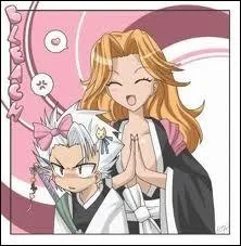 Hooo, comme il est mignon ce petit. Mais au fait qui est la femme derrire lui ?