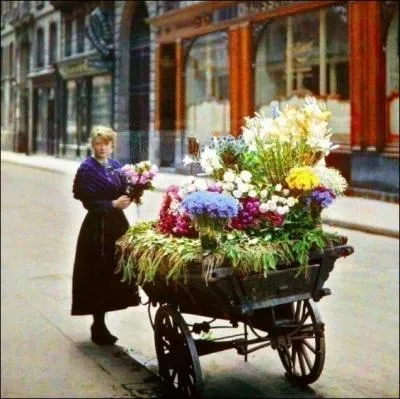 Interprte par Maurice Chevalier, c'est la chanson emblmatique de la libration de Paris en 1944... . .