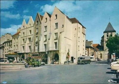 Comment s'appelle la place principale de Lagny-sur-Marne ?