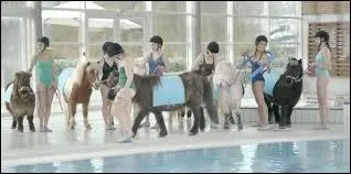 Pour quelle marque de voiture deux filles font-elles de l'aqua-poney ?