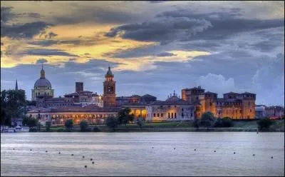 Celui de la vie d'un homme creuse des sillons sur son visage et fait pousser une herbe blanche dans ses cheveux.