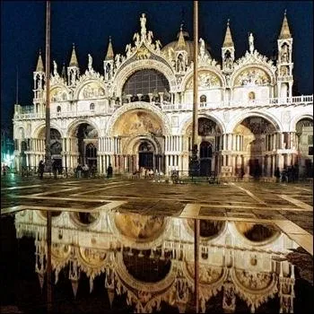 Dessins sinueux dans le marbre ou dans le bois