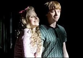 Dans  Harry Potter et le prince de sang ml  de qui Hermione est-elle jalouse car cette fille sort avec Ron ?