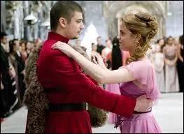 Dans  Harry Potter et la coupe de feu  avec qui Hermione va-t-elle au bal ?