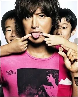 Un homme  qui tout russit perd tout du jour au lendemain et se retrouve SDF. Il est alors aid par deux enfants dbrouillards qui vont lui montrer comment s'en sortir dans la rue. C'est :