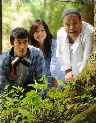 Ce drame familial parsem de fantastique, parle d'un homme qui, en cherchant  en savoir plus sur le pass de son pre, apprend l'existence de cratures tranges peuplant la fort. C'est :