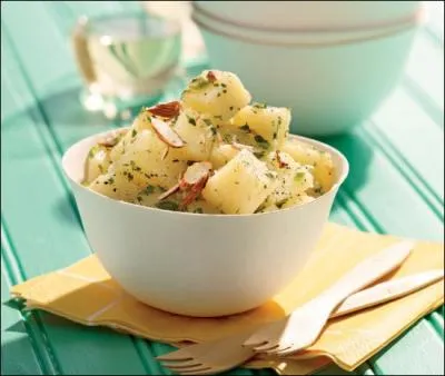 Voici un petit dlice bon march : la salade de pommes de terre ! Sa saveur est incomparable si on la dguste lgrement chaude, arrose... ?