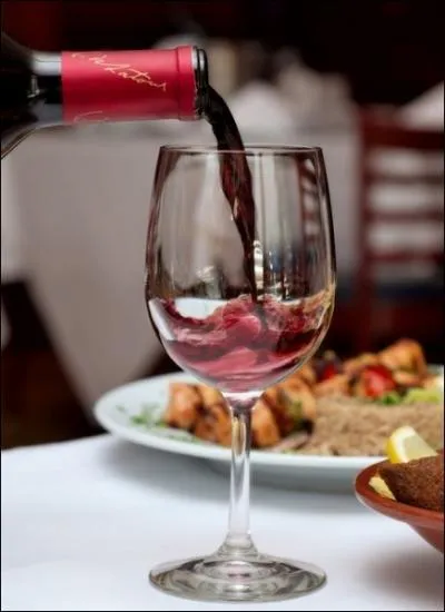 Quand on est franais, mais cela est vrai dans d'autres pays, on a la chance de pouvoir acqurir de bons vins pour des prix raisonnables. Un verre de vin rouge... ?