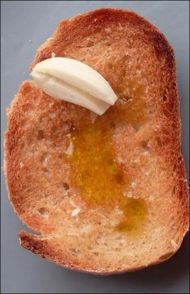 Le bonheur de la tartine est multiple, autant que les recettes possibles, la plus simple tant de la frotter  l'ail, et de l'arroser d'un petit filet d'huile d'olive. L'ail vient de ?