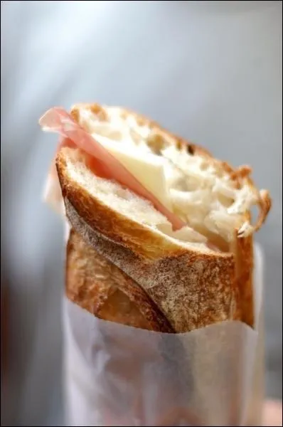 Si le pain est bon, le sandwich devient un plat tout simple et merveilleux. Une dlicieuse tranche de jambon, du beurre frais. . Pour quelle raison le comte anglais de Sandwich lui donna-t-il son nom ?