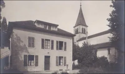 Pour pouvoir crire le nom de la capitale constitutionnelle de la Bolivie, quelle lettre faut-il ajouter  celles qui composent le nom de cette maison occupe par un prtre ?