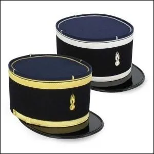 Le nom de ce couvre-chef port par les gendarmes (entre autres) s'crit avec les mmes lettres, sauf une, que le nom de la capitale de la Chine. Laquelle manque  l'appel ?