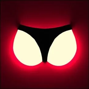 Et pour rester dans l'ambiance lgante (hum), voici l'applique qui dans tous les cas, mrite... ?