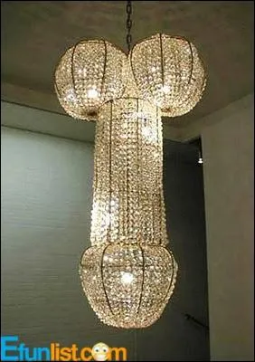 Eh non, vous ne rvez pas, ce somptueux lustre de cristal, qui doit tre fort coteux, a t conu sur la forme... ?