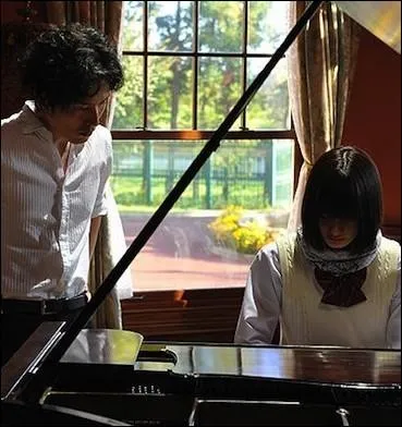 Dans ce film, une jeune pianiste de 16 ans, ayant perdu tous ses proches dans un gigantesque incendie, semble tre victime de phnomnes paranormaux. Il s'agit de :