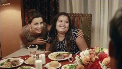 Comment s'appelle la nice de Carlos qui habite chez lui ?