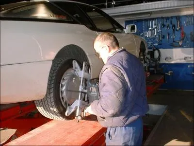 Ce mcanicien est en train de vrifier le ... de la voiture.