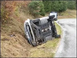 Cette voiture est alle trop vite. Elle s'est retrouve sur le bas-...