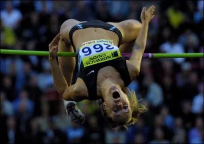 Cette belle athlte pratique le saut en ...