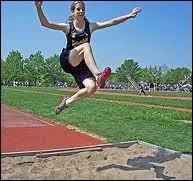 Cette autre superbe athlte pratique le saut en ...