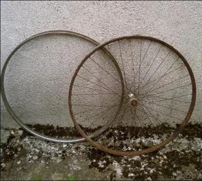 La roue de droite, au contraire de celle de gauche, possde des ...