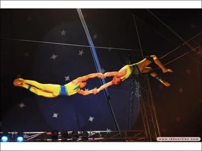 Ces artistes de cirque pratiquent le ... volant.