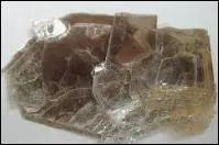 La muscovite ressemble-t-elle plus ou moins  une pierre connue ?