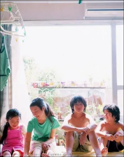 Ce film poignant raconte le destin de quatre enfants totalement livrs  eux-mmes quand leur mre, une femme instable, les abandonne. C'est :